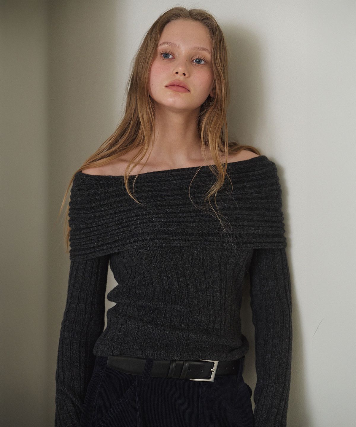 하우스 오브 폰드(HOUSE OF POND) Merino Wool Blended Off-Shoulder Sweater_Charcoal