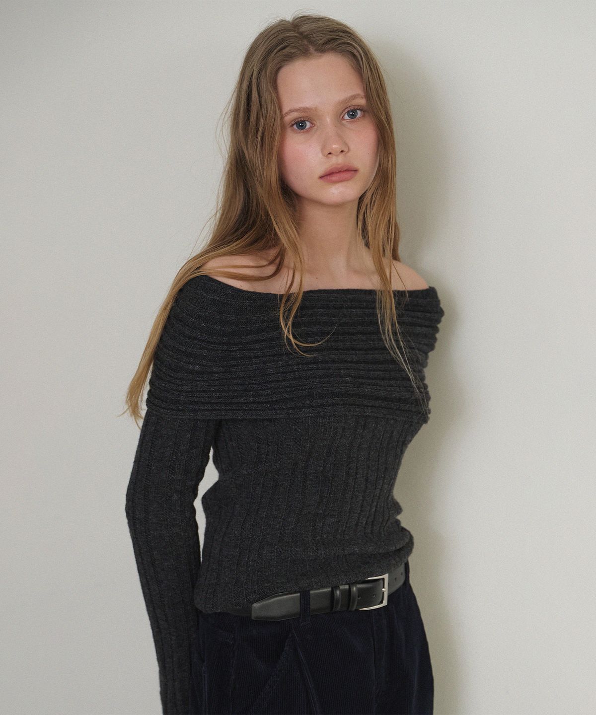 하우스 오브 폰드(HOUSE OF POND) Merino Wool Blended Off-Shoulder Sweater_Charcoal