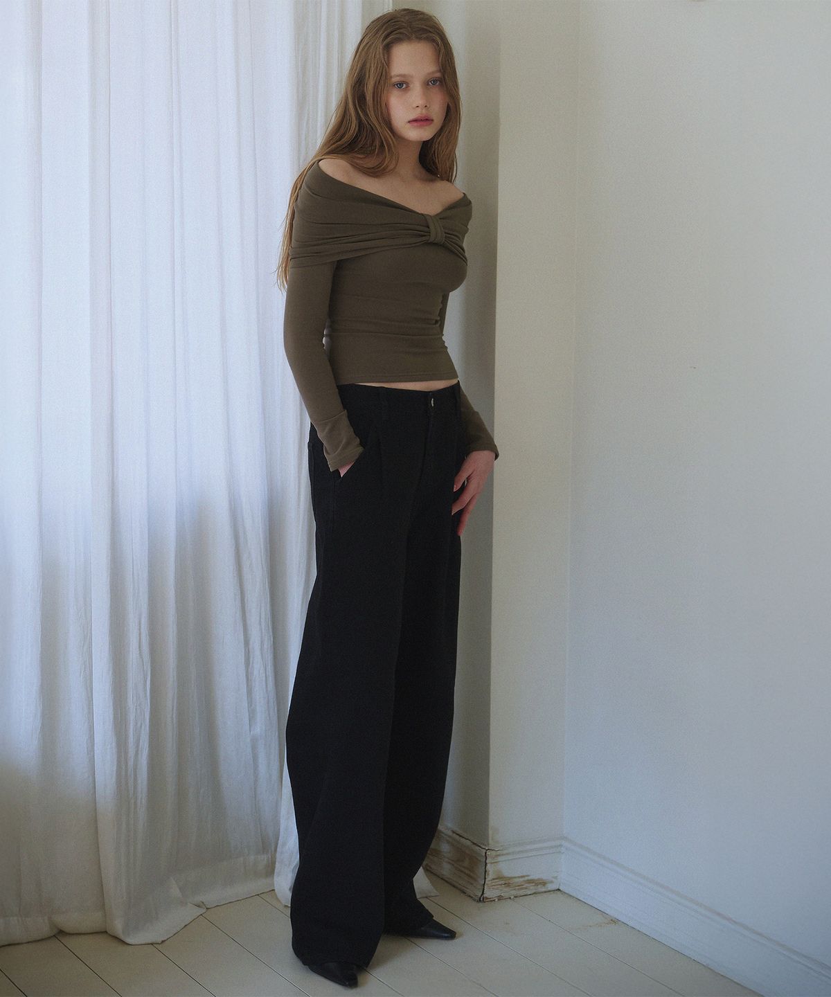 하우스 오브 폰드(HOUSE OF POND) Fleeced Bow Off Shoulder T Shirt_Deep Olive