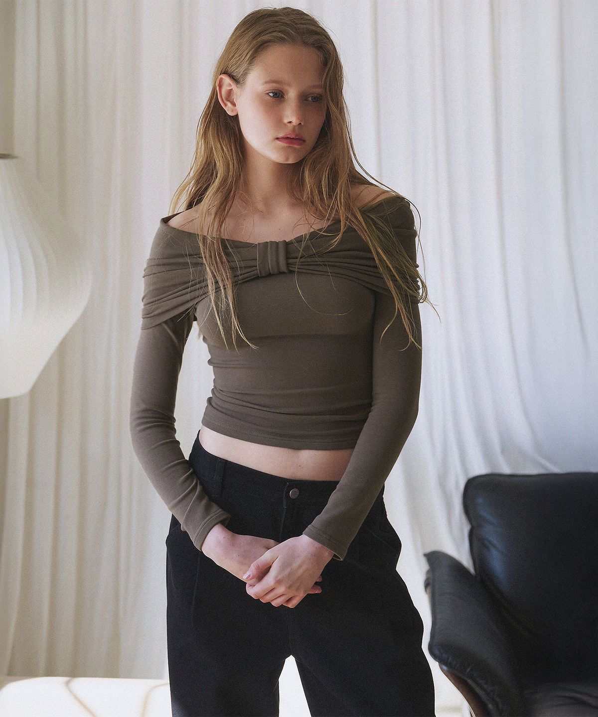 하우스 오브 폰드(HOUSE OF POND) Fleeced Bow Off Shoulder T Shirt_Deep Olive