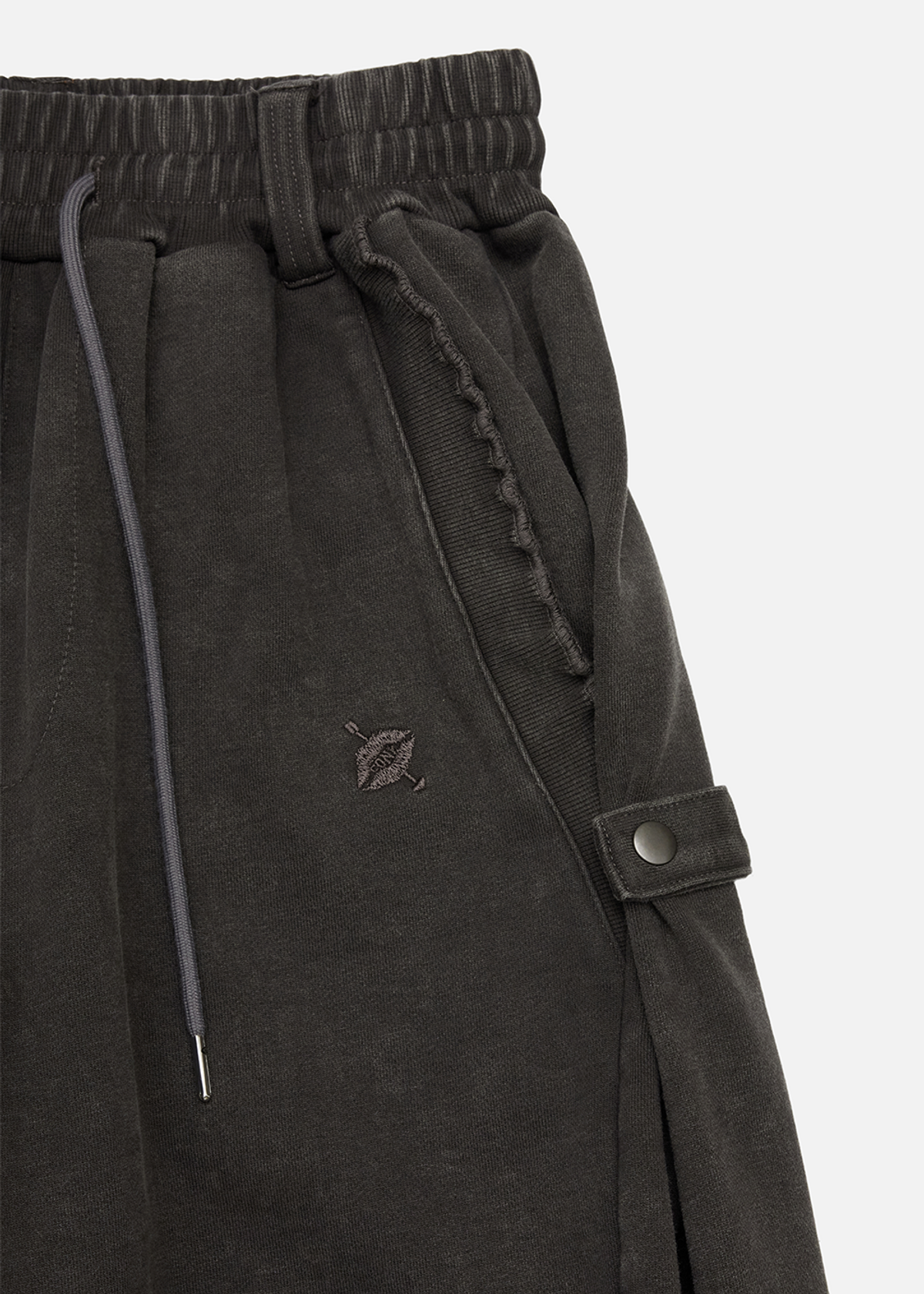 콜아웃뉴이어(CONY) WASHED RUFFLE PANTS / CHARCOAL