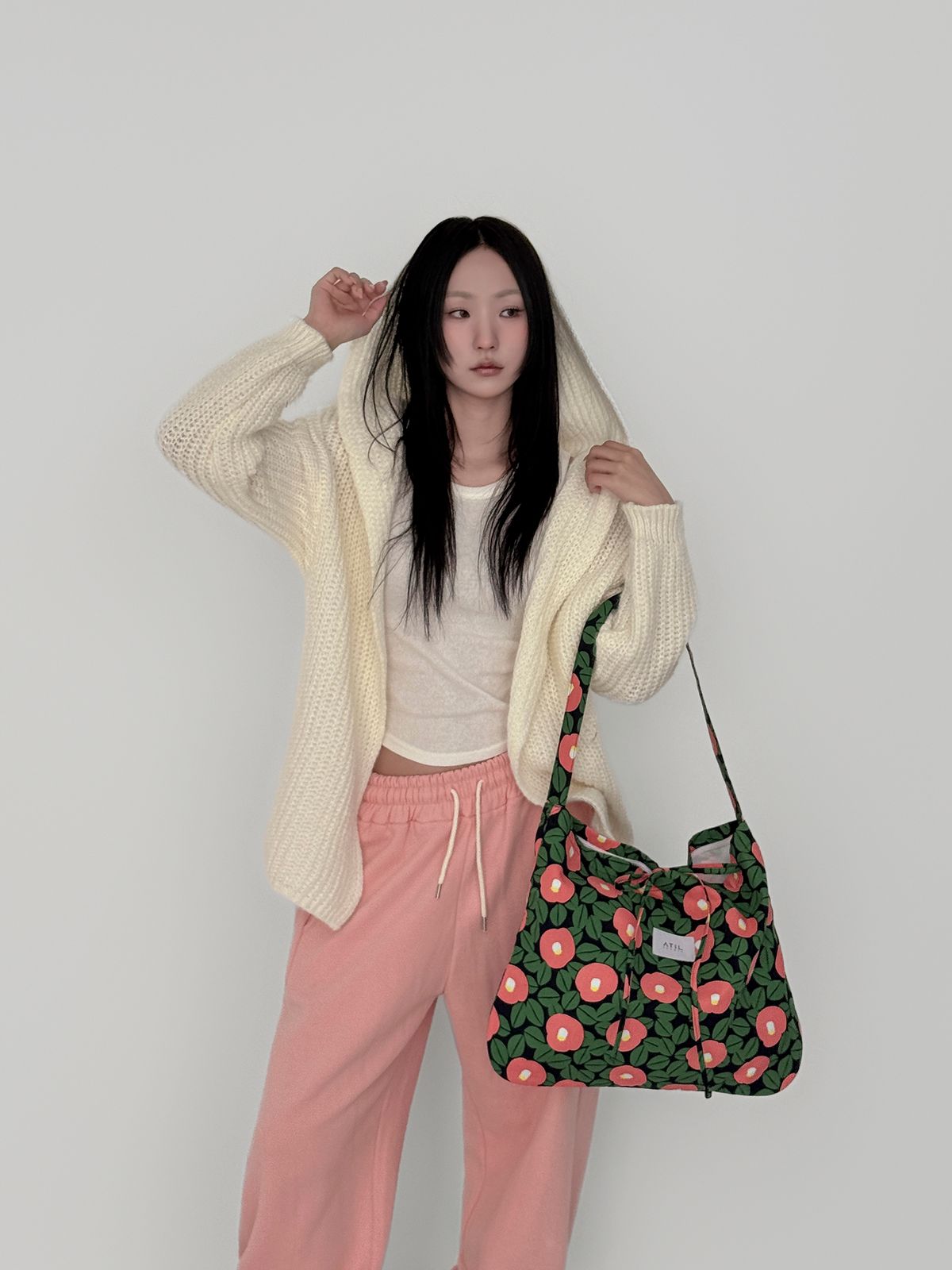 어틸스튜디오(ATIL STUDIO) 올시즌 옥스포드 그래픽 숄더백 _ [코랄카멜리아]