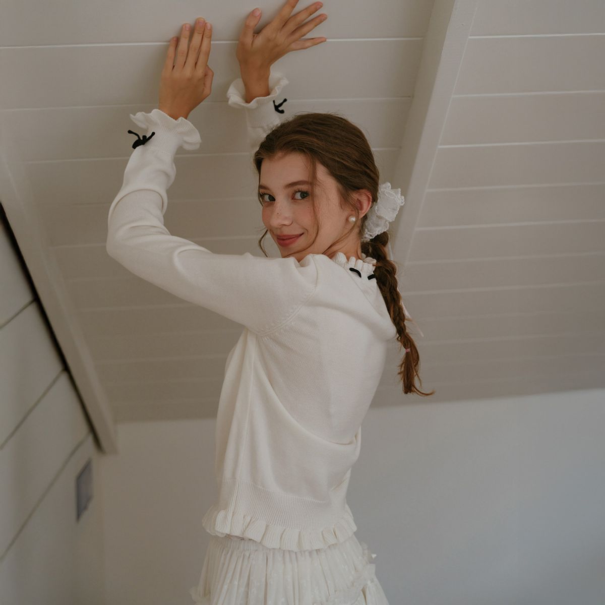 쎄무아듀(CEST MOIDEW) Cest_Line ribbon ruffle knit top