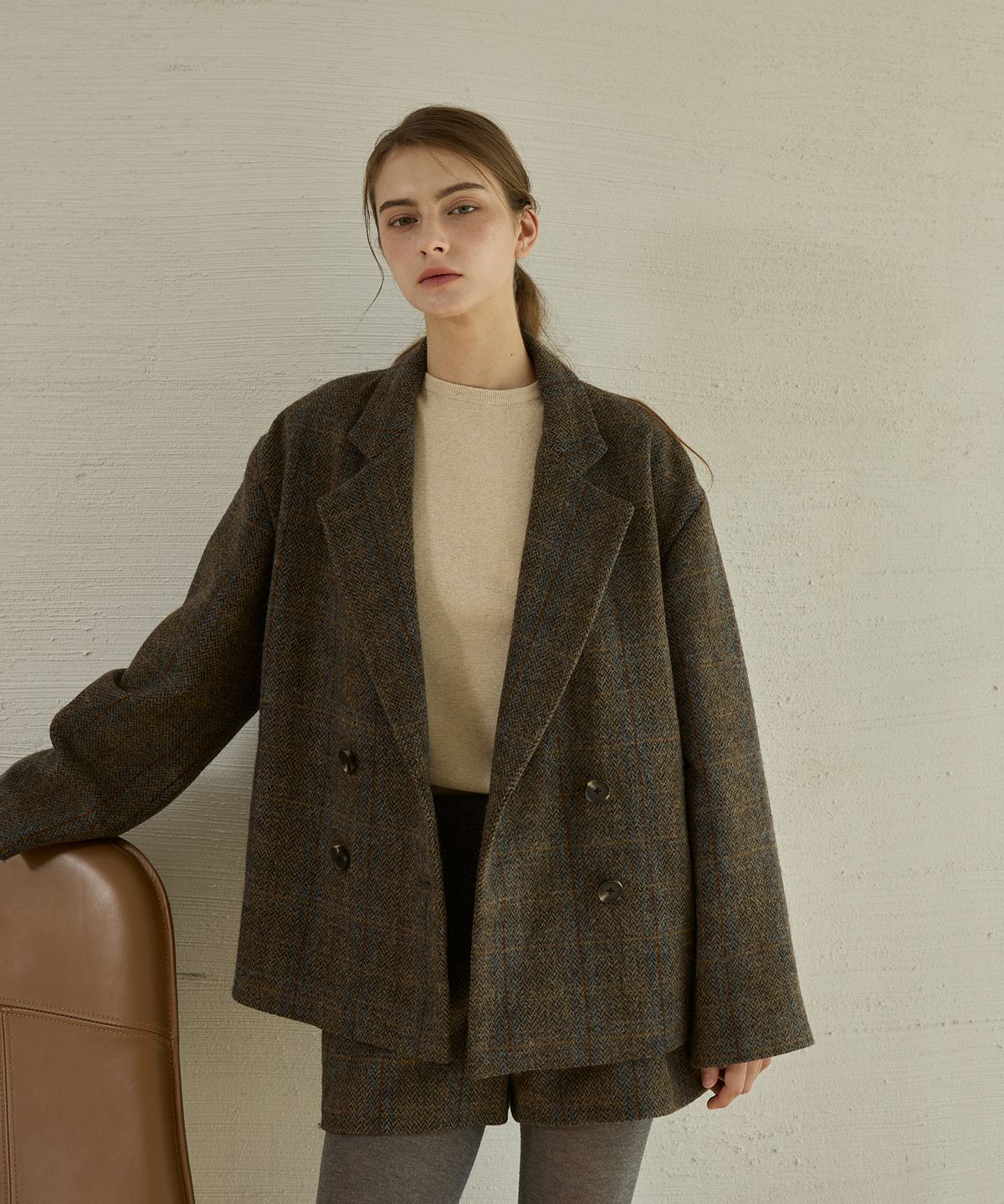 라피네아뜰리에(RAFFINE ATELIER) 모던 테일러드 반바지 브라운