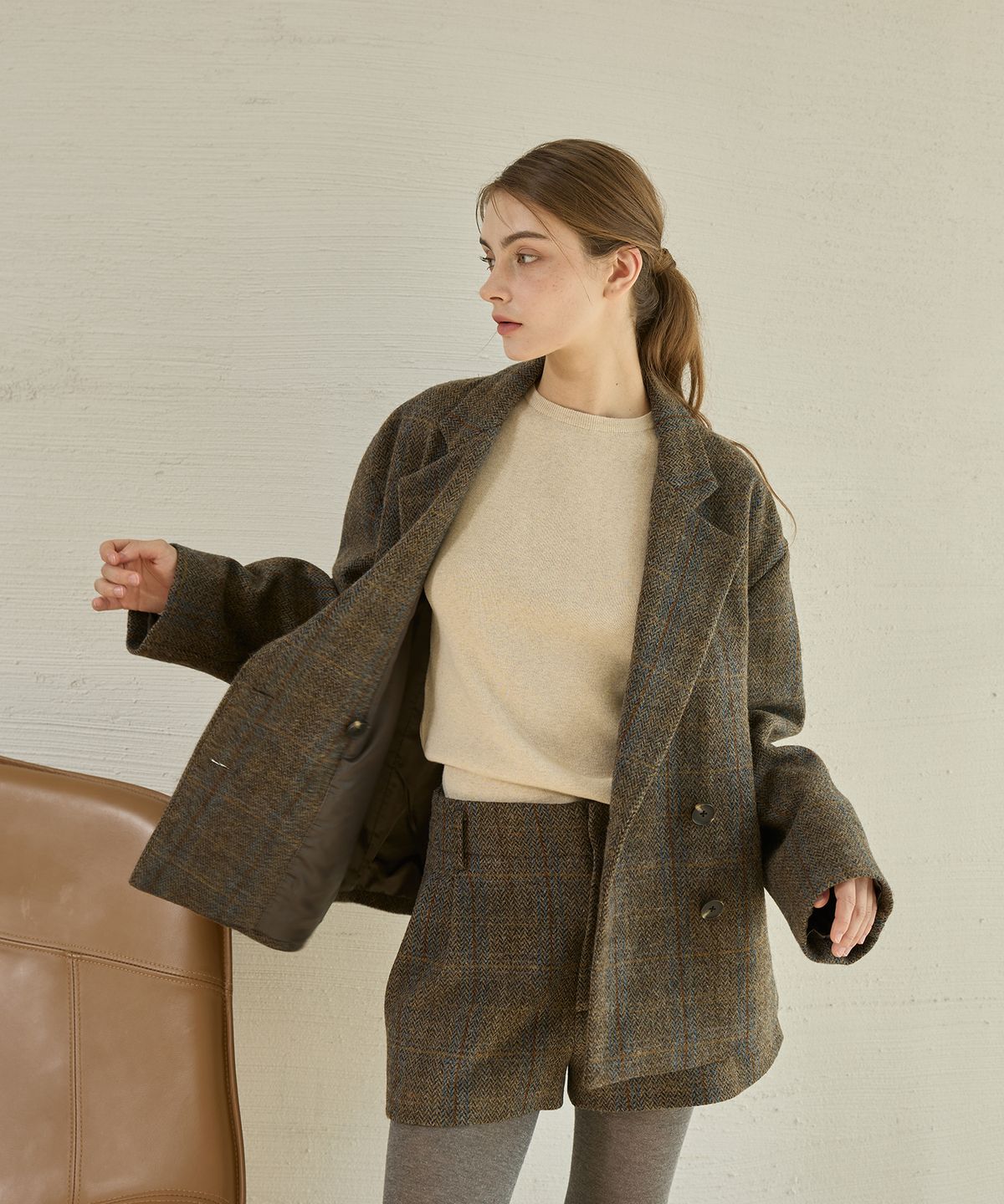라피네아뜰리에(RAFFINE ATELIER) 모던 테일러드 반바지 브라운
