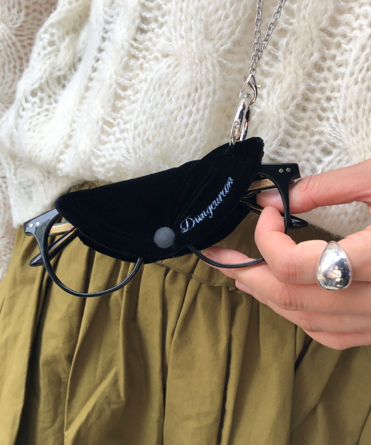 둥그런(DUNGEUREON) Crescent Glasses Holder Strap (Velvet Black)
