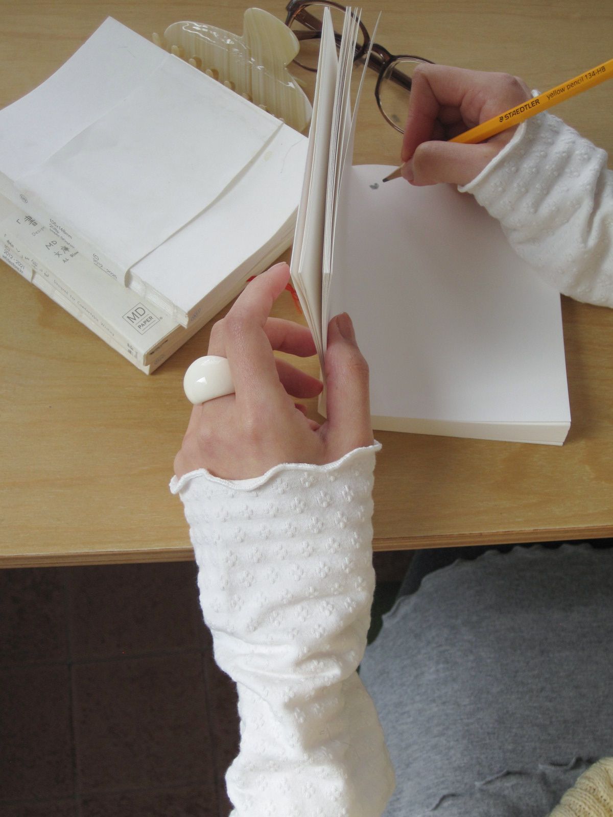 둥그런(DUNGEUREON) Formica Bold Ring (Ivory)