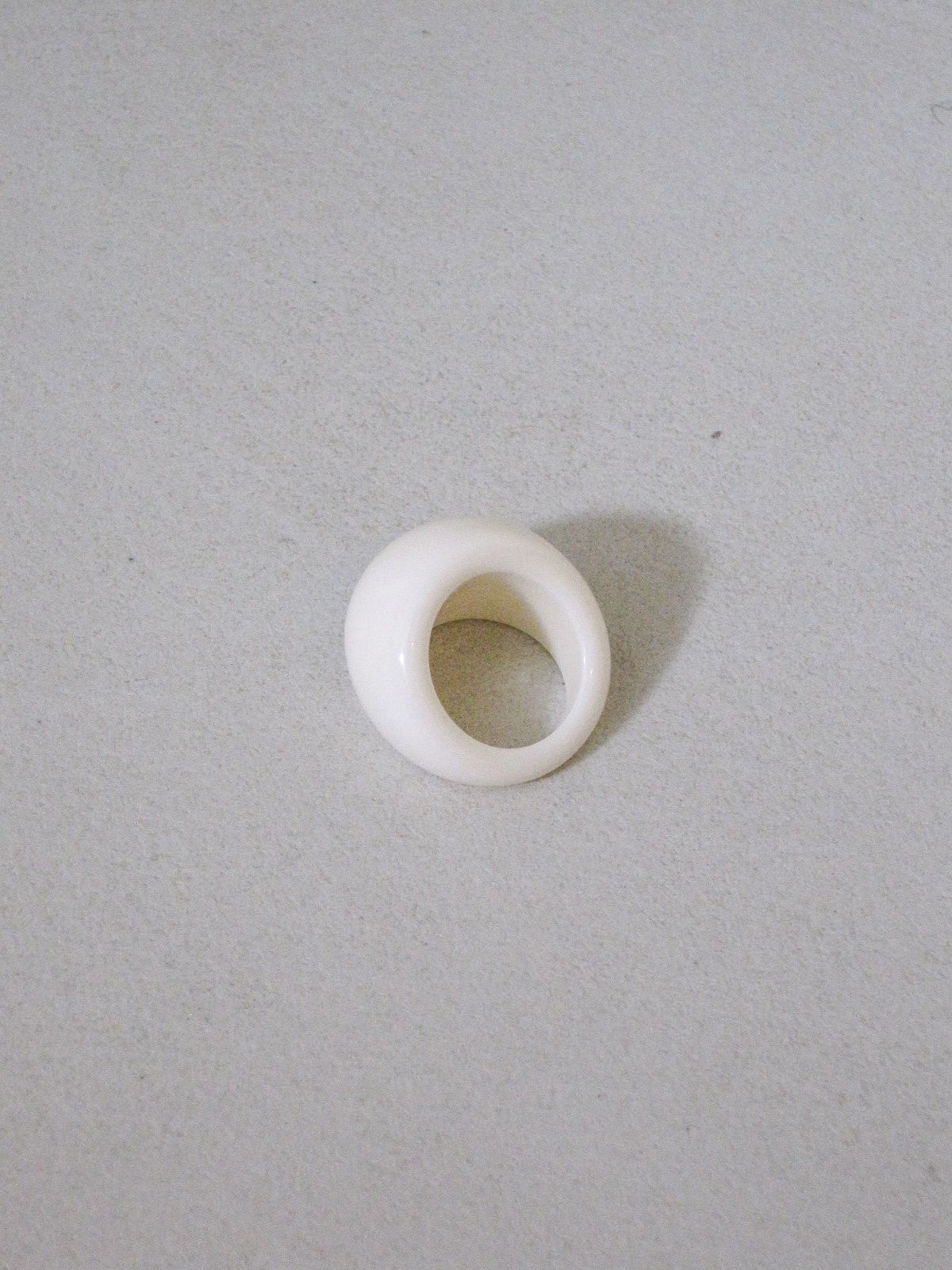 둥그런(DUNGEUREON) Formica Bold Ring (Ivory)