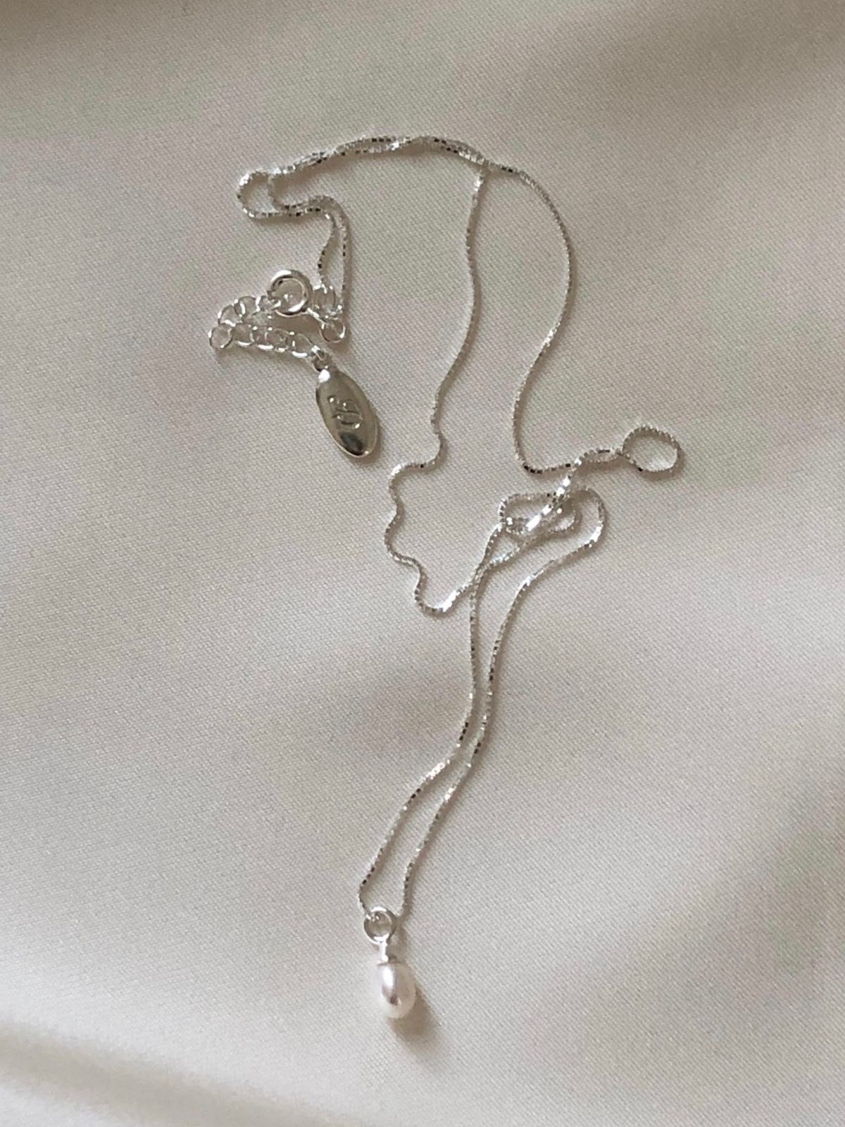 둥그런(DUNGEUREON) [925 Silver] Silhouette Pearl Necklace