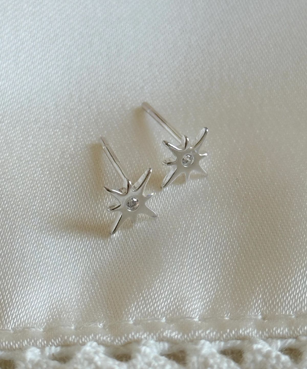 둥그런(DUNGEUREON) [925 Silver] Sparkle Earrings