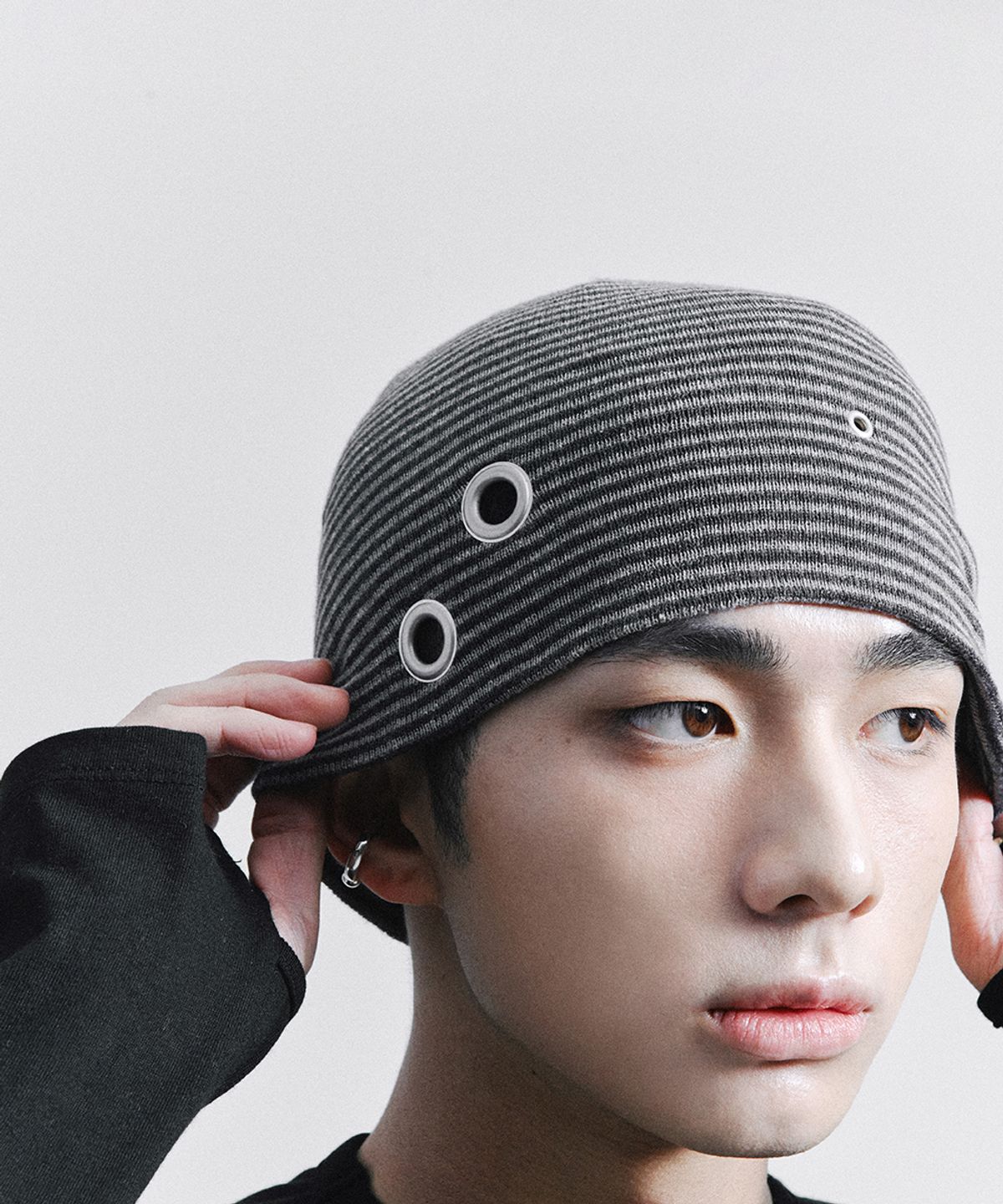 유네(YUNE) Stripe Eyelet Beanie_[Charcoal]