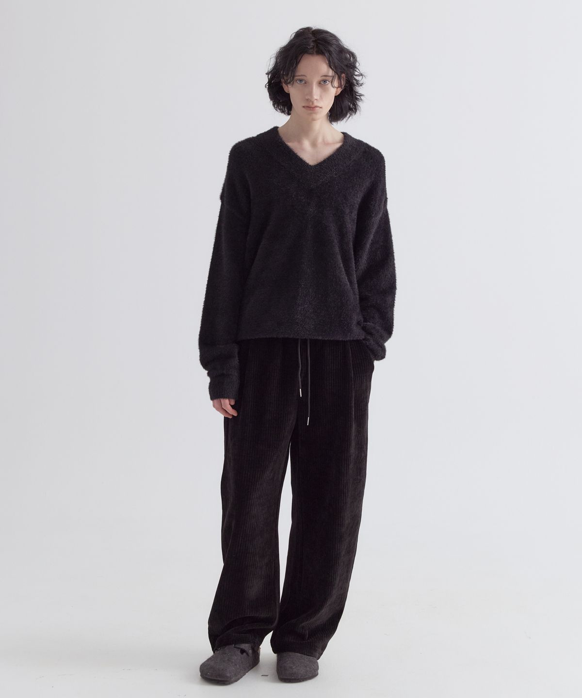이지오(EZIO) Hairy Angora V-Neck Knit_Black