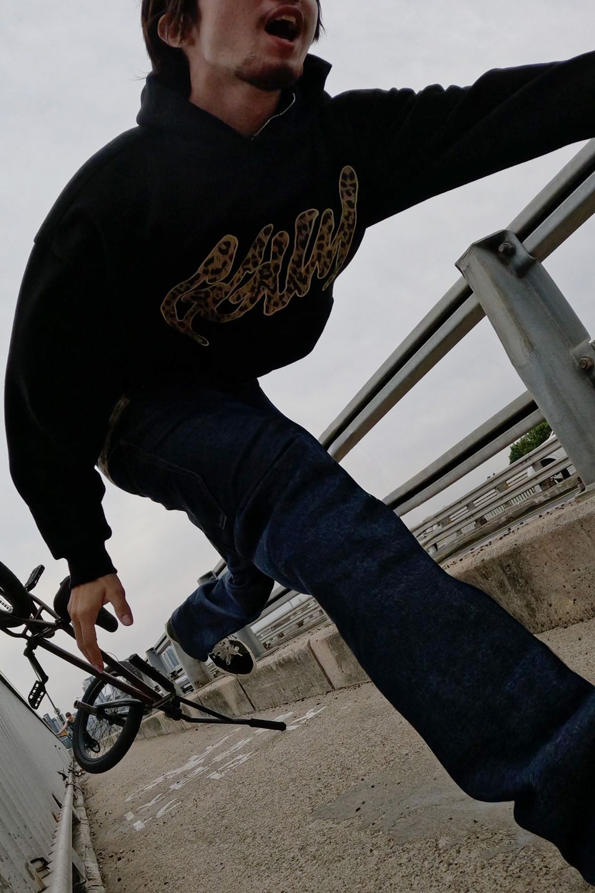 다이닛(DEINET) [GGUM X DEINET] HOODIE IN BLACK