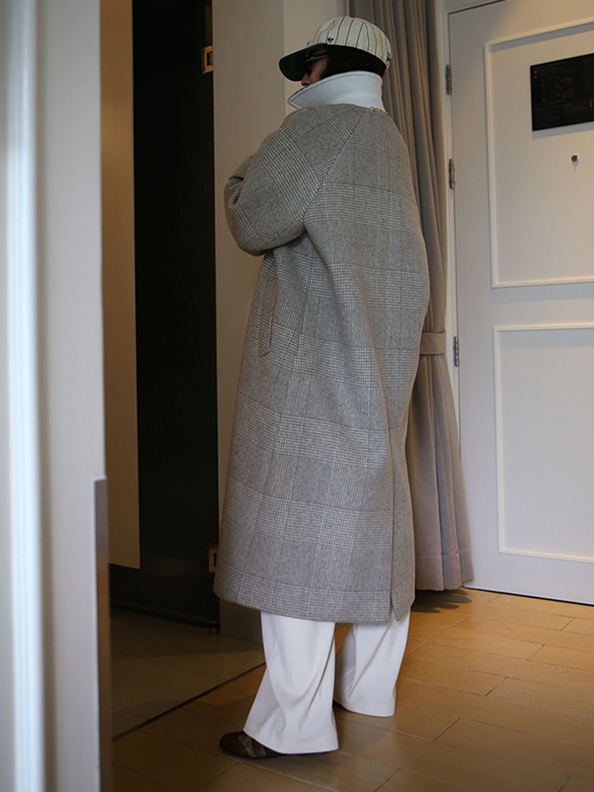 고저(GOZER) GLEN CHECK RAGLAN CHECK OVER COAT_BEIGE