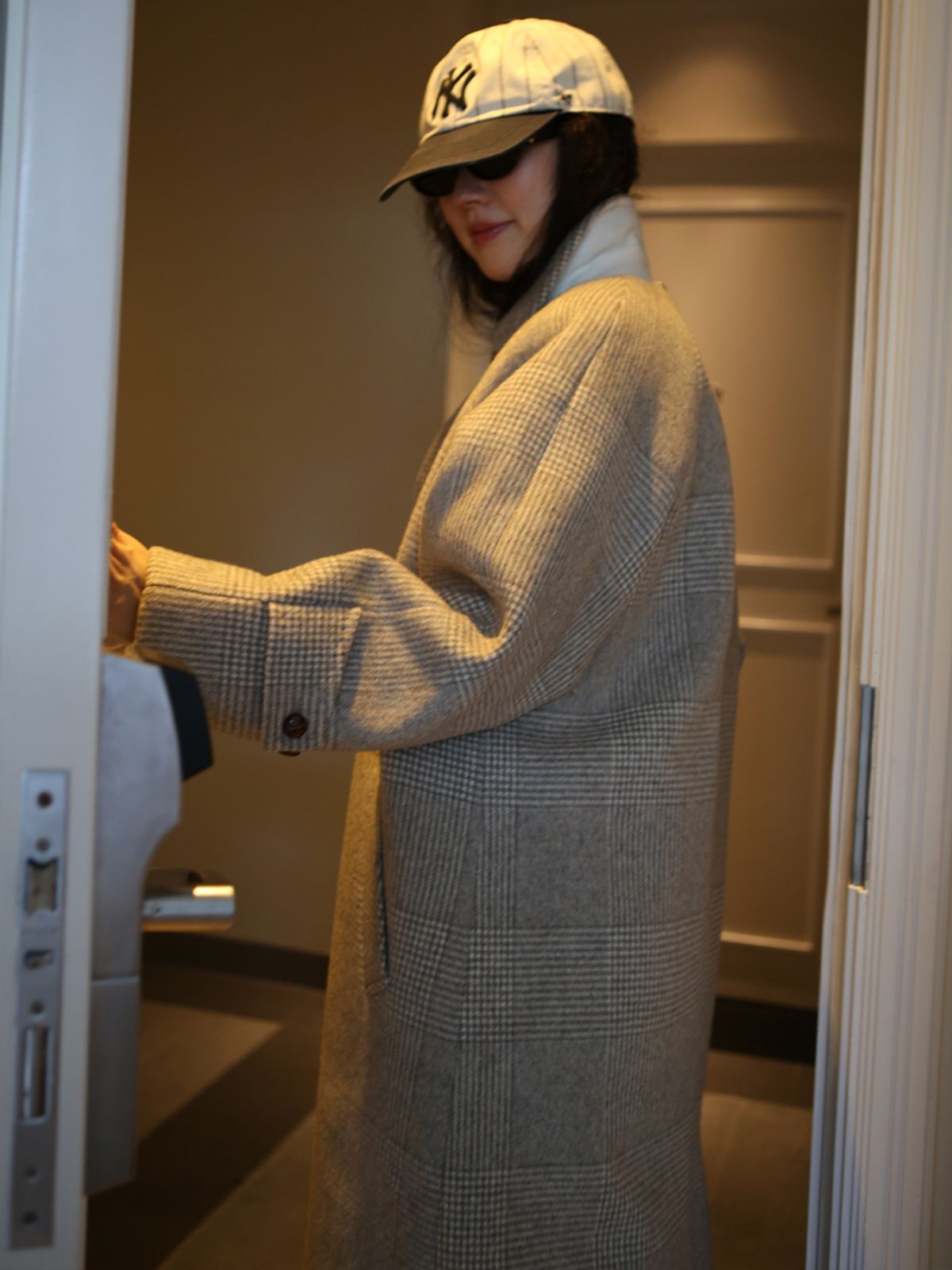 고저(GOZER) GLEN CHECK RAGLAN CHECK OVER COAT_BEIGE