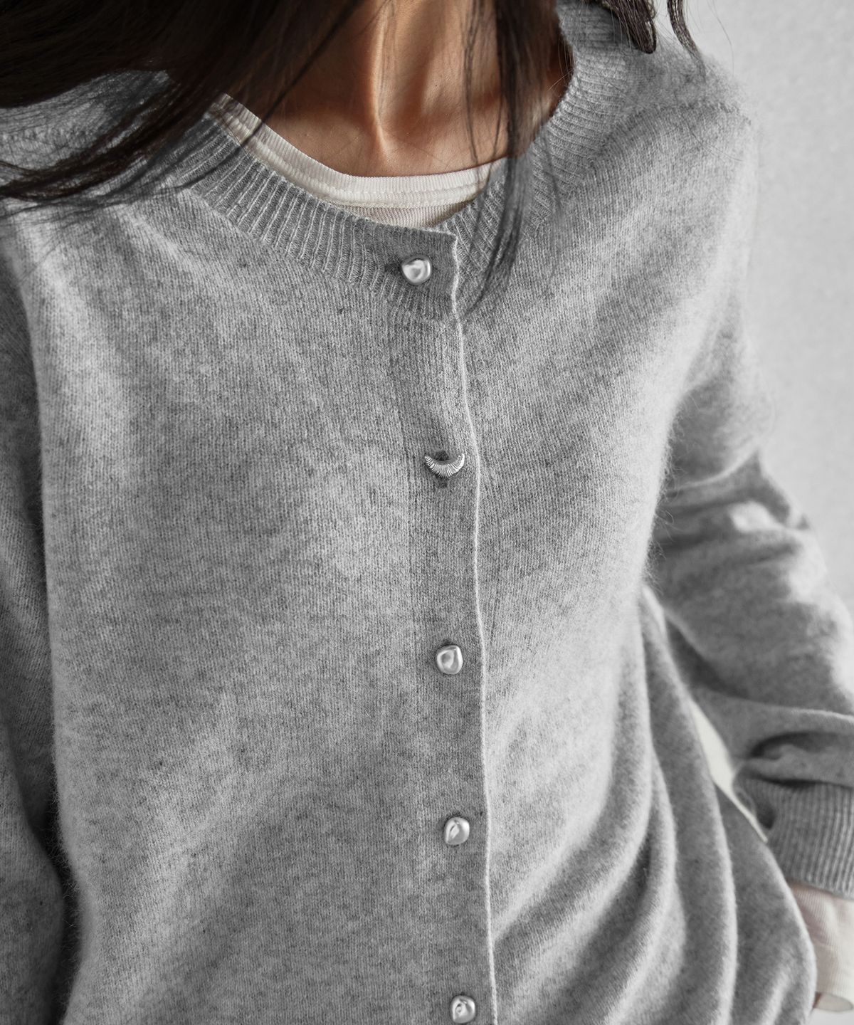 런던다다(LONDONDADA) CASH WOOL PENDANT OBJET BUTTON CARDIGAN, L.GREY