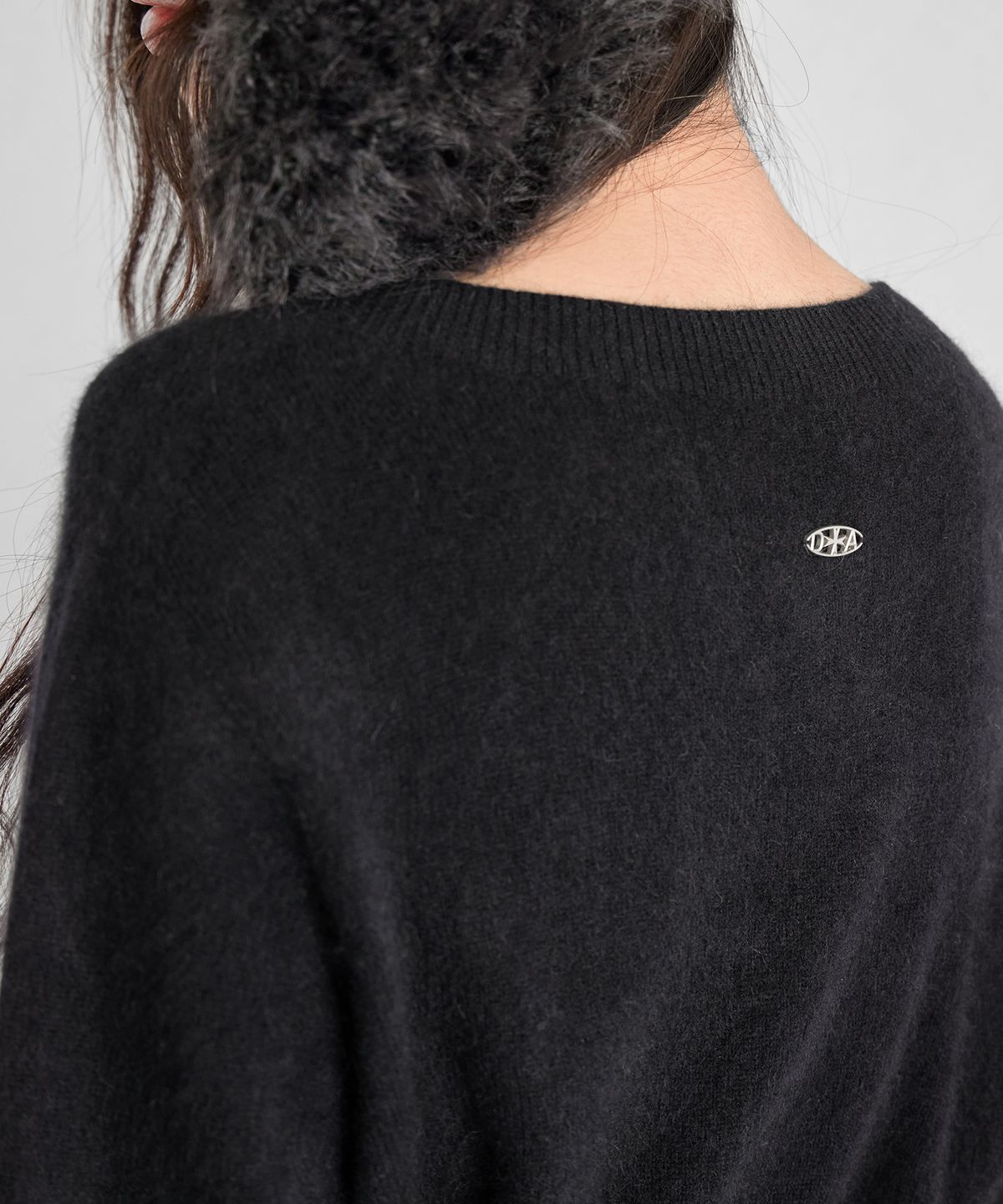 런던다다(LONDONDADA) CASH WOOL PENDANT OBJET BUTTON CARDIGAN, BLACK