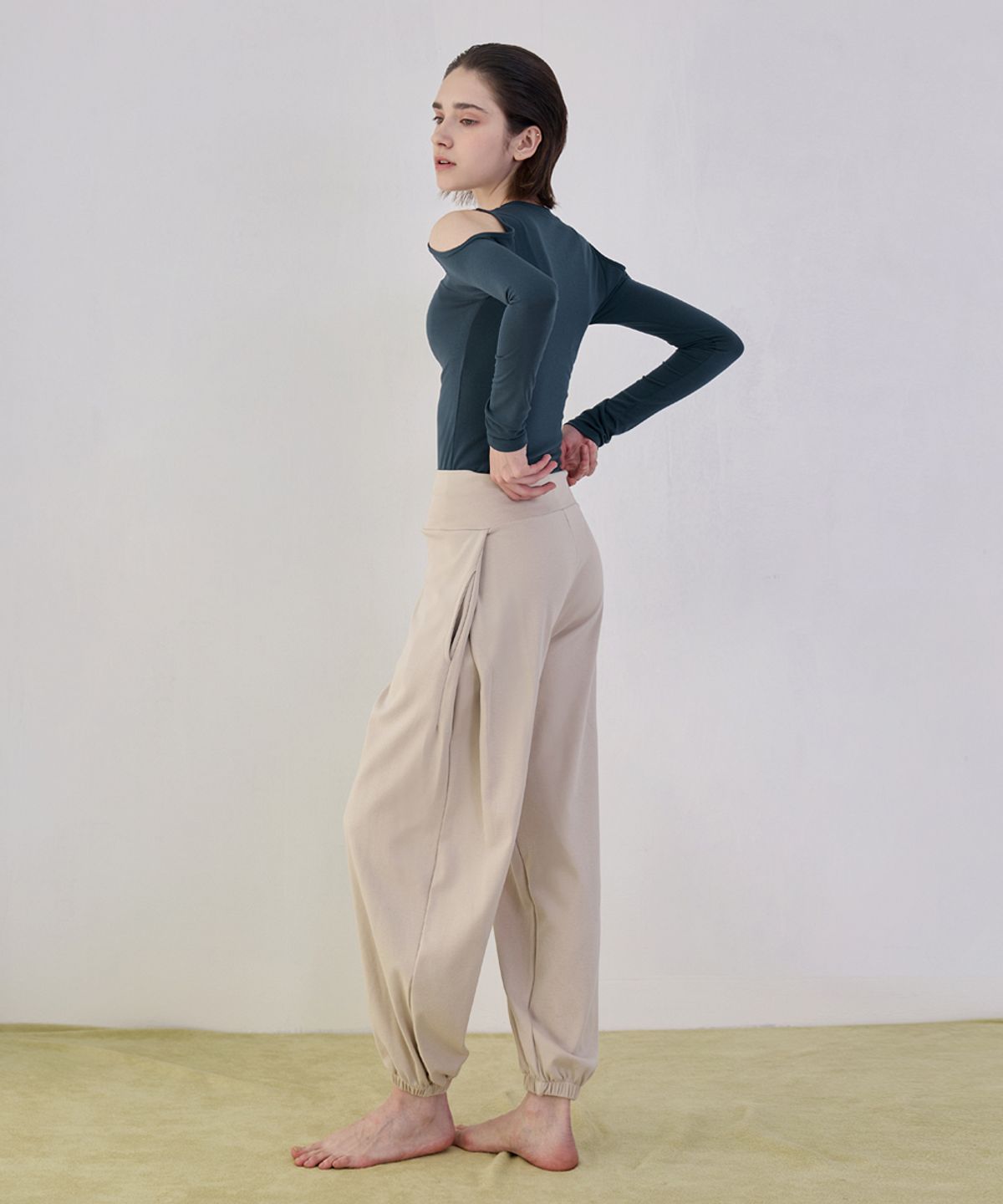 데비웨어(DEVIWEAR) 조이 핀턱 하렘 팬츠 DEVI-B0090-오트밀