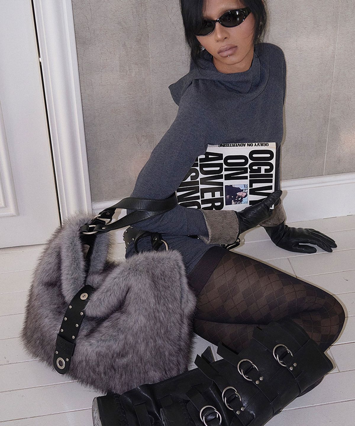 샌드뮤지엄(SAND MUSEUM) FLAP HOBO BAG [Fur Gray]