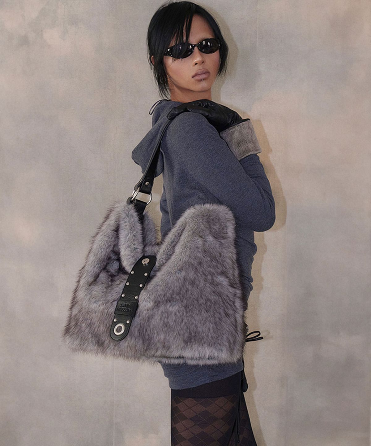 샌드뮤지엄(SAND MUSEUM) FLAP HOBO BAG [Fur Gray]