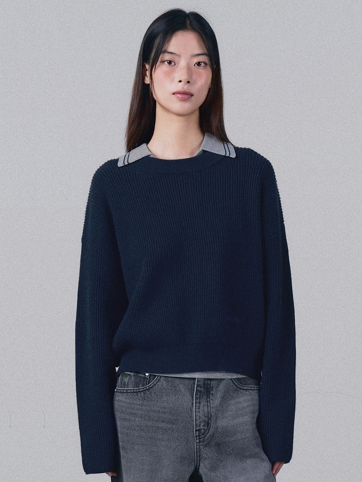 앤하츠(ANNEHEARTS) Bottom Logo Solid Knit Navy