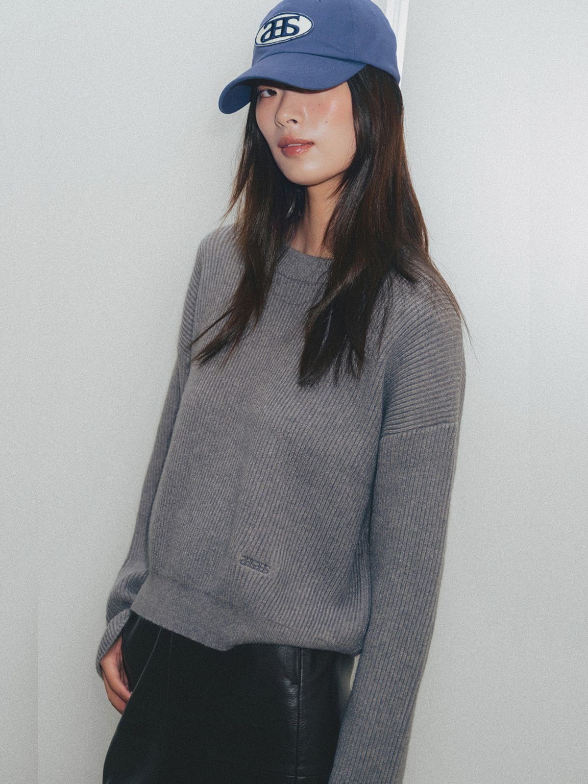 앤하츠(ANNEHEARTS) Bottom Logo Solid Knit Charcoal