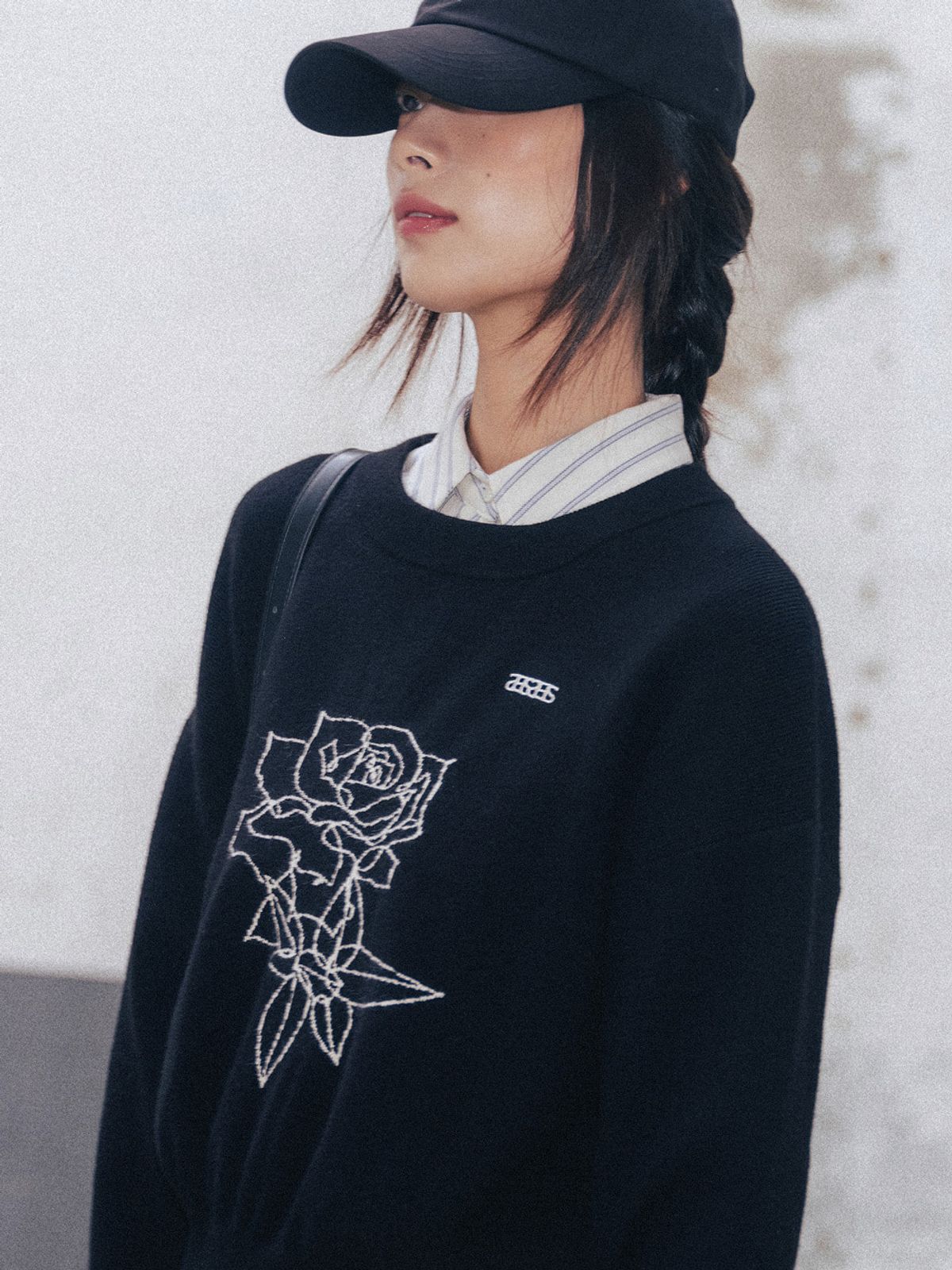 앤하츠(ANNEHEARTS) Rose Sketch Round Knit Black