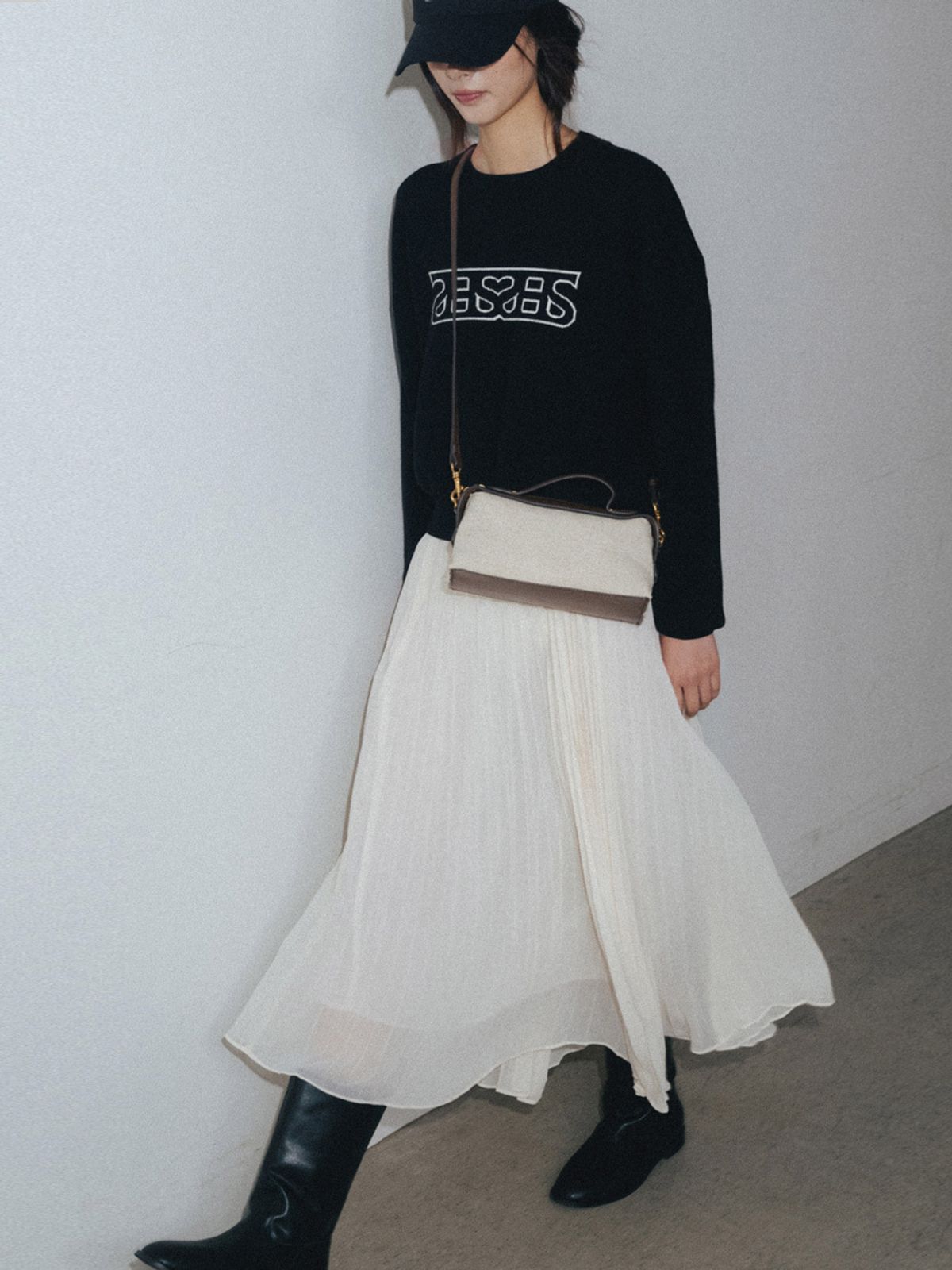 앤하츠(ANNEHEARTS) Heartlogo Round Knit Black