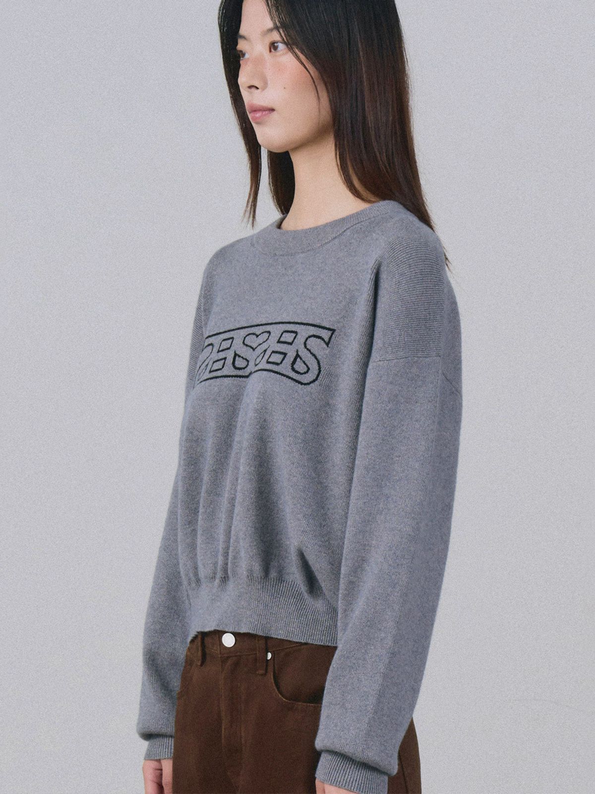 앤하츠(ANNEHEARTS) Heartlogo Round Knit Charcoal