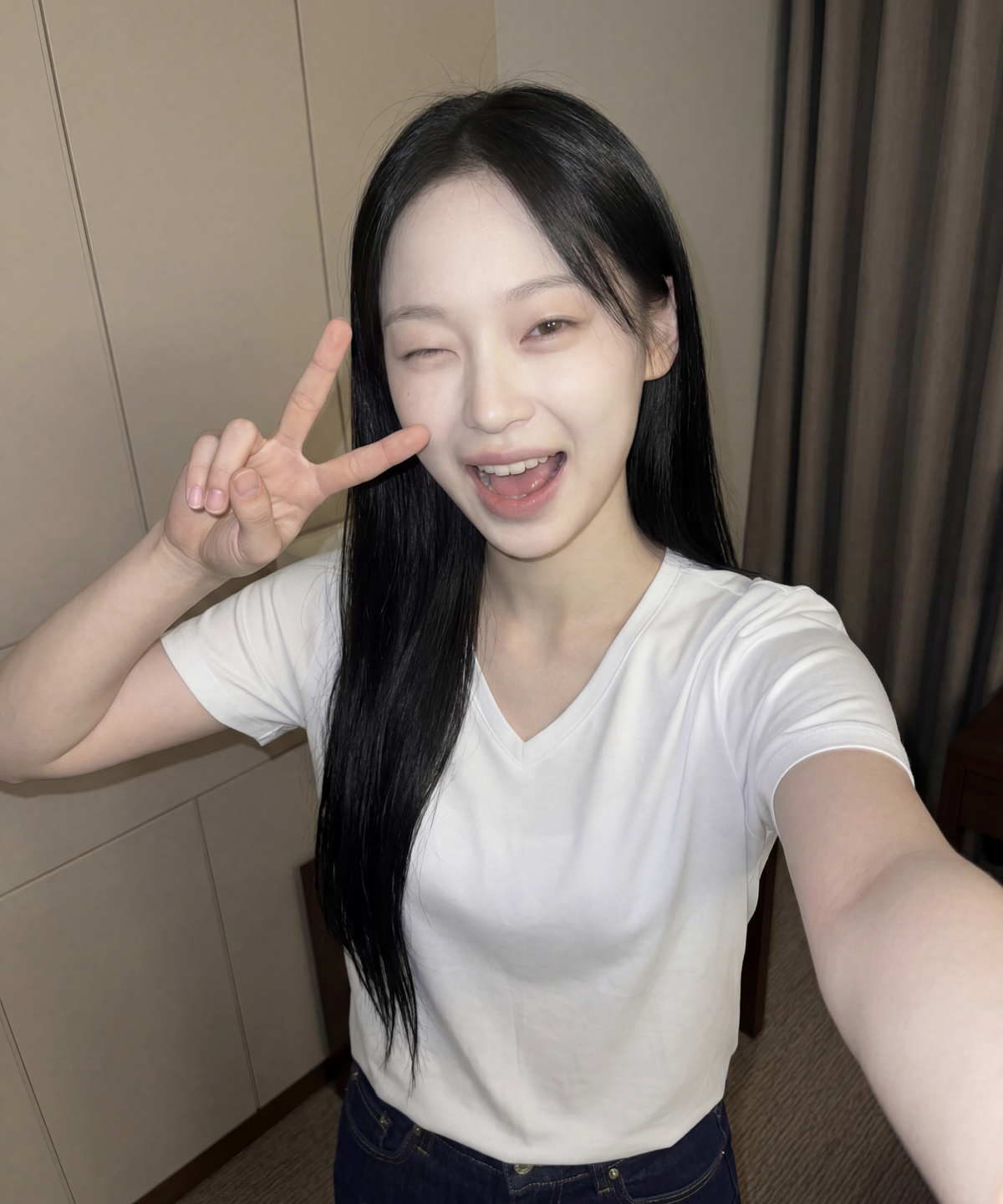 베이직하우스(BASIC HOUSE) 여성 레이온 찰랑 스판 오버핏 브이넥 무지 반팔티셔츠 화이트