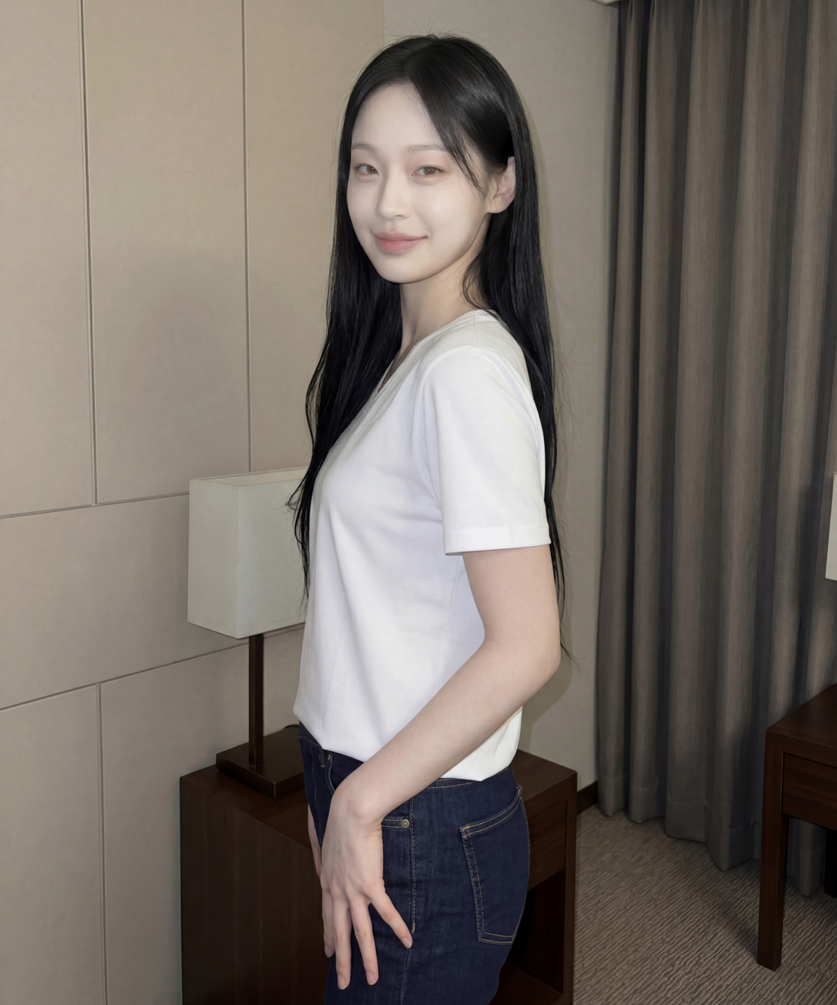 베이직하우스(BASIC HOUSE) 여성 레이온 찰랑 스판 오버핏 브이넥 무지 반팔티셔츠 화이트