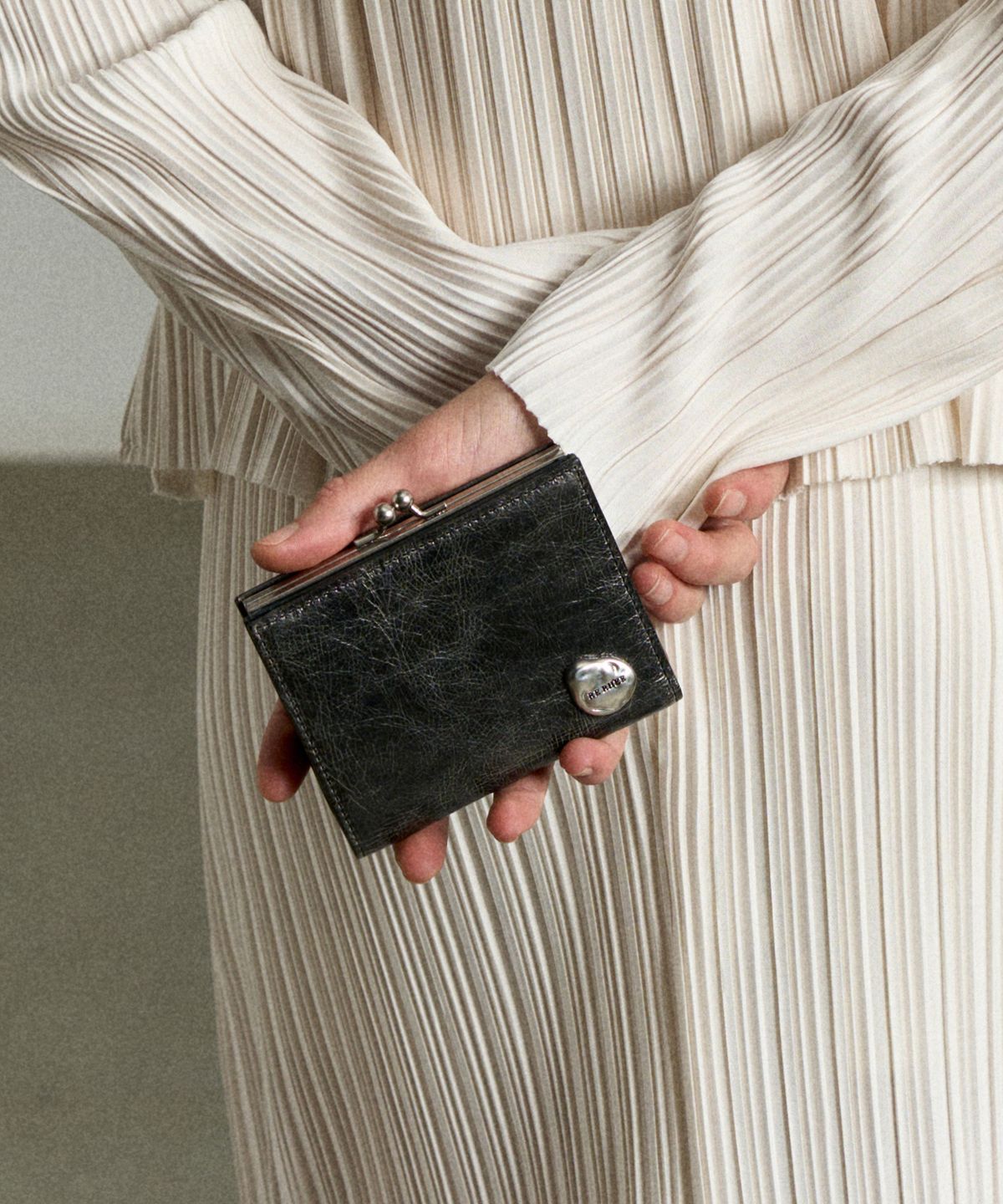 리이(RE RHEE) FRAME WALLET CHARCOAL GRAY