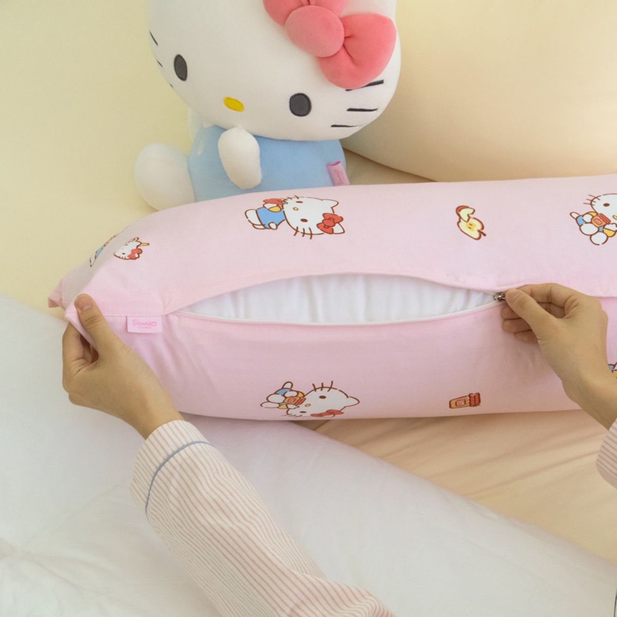 나라홈데코(NARAHOMEDECO) 산리오 헬로키티 워싱빅사각바디필로우 애플파이