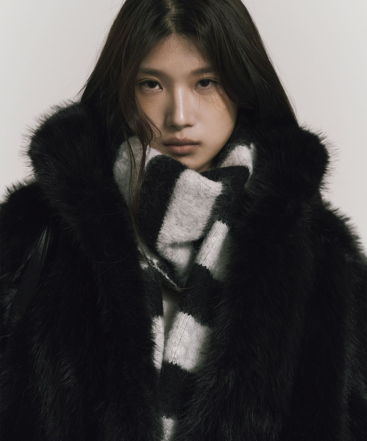 닉앤니콜(NICK&NICOLE) STRIPE HAIRY FRINGE MUFFLER_BLACK