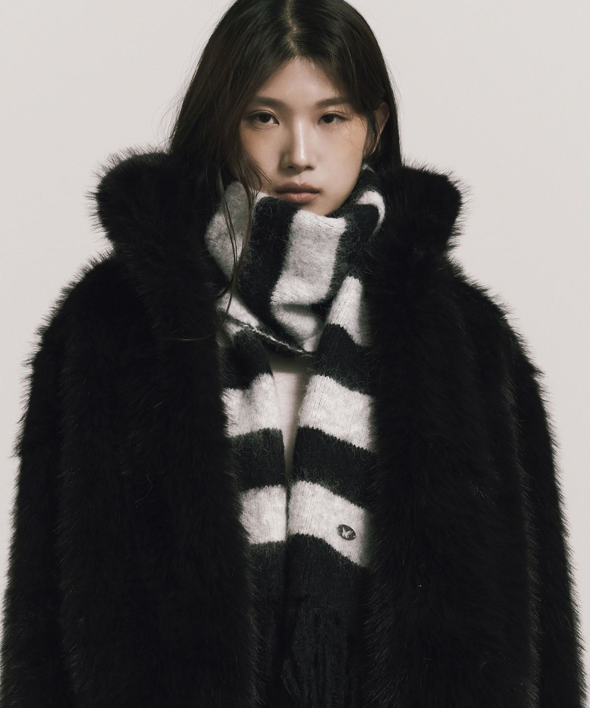 닉앤니콜(NICK&NICOLE) STRIPE HAIRY FRINGE MUFFLER_BLACK