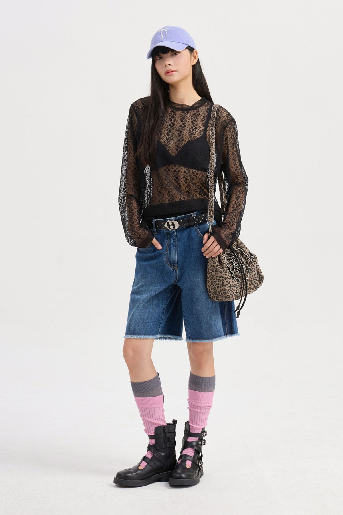 럭키슈에뜨(LUCKY CHOUETTE) Ditsy Floral Lace Loose Fit Long Sleeve T-shirt (black) LFTAX25120BKX