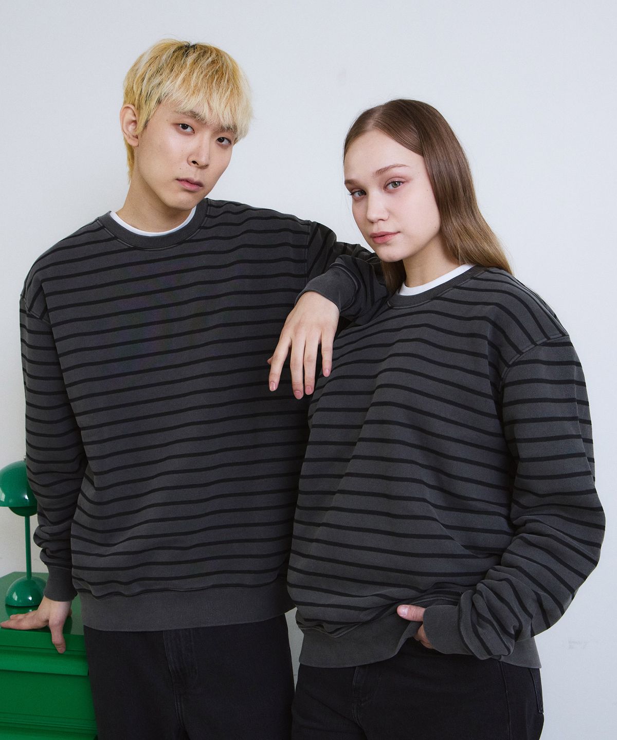 에이던엠(ADERNM) PIGMENT DAILY STRIPE SWEATSHIRT (CHARCOAL)