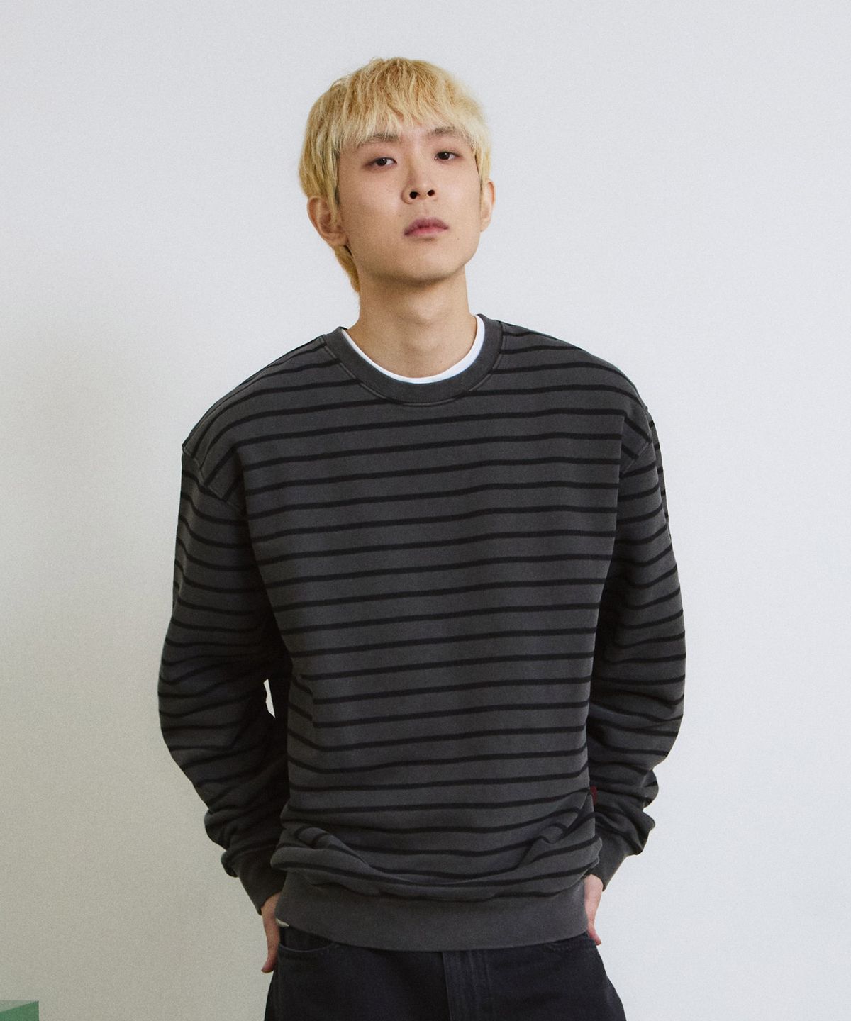 에이던엠(ADERNM) PIGMENT DAILY STRIPE SWEATSHIRT (CHARCOAL)