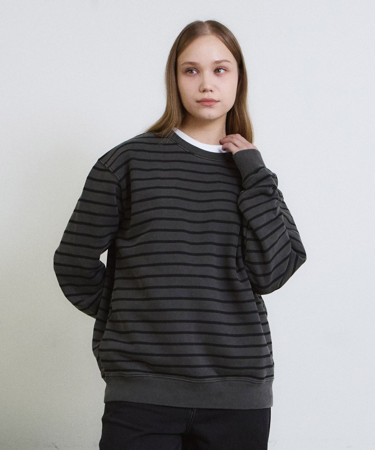 에이던엠(ADERNM) PIGMENT DAILY STRIPE SWEATSHIRT (CHARCOAL)