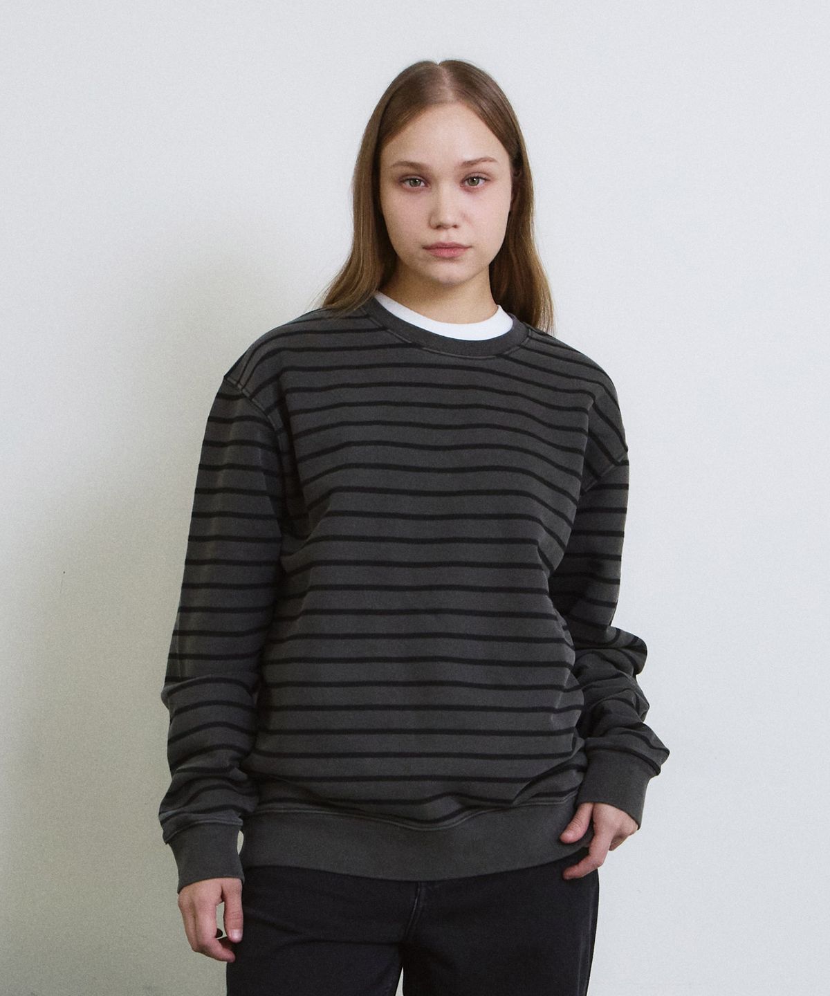 에이던엠(ADERNM) PIGMENT DAILY STRIPE SWEATSHIRT (CHARCOAL)