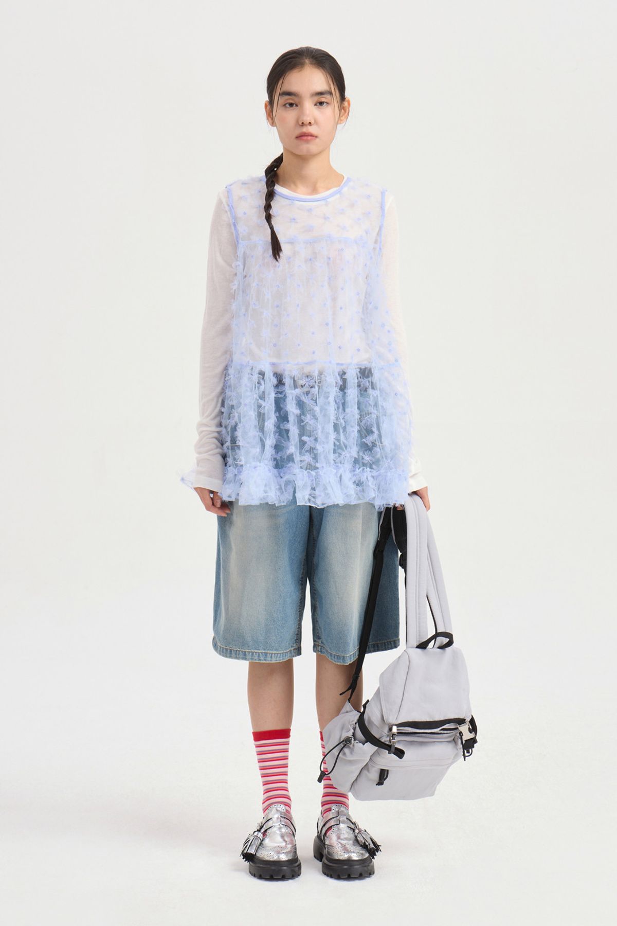 럭키슈에뜨(LUCKY CHOUETTE) Sleeveless Flower Embroidery Shirring Blouse (light blue) LFSAX25025BUL
