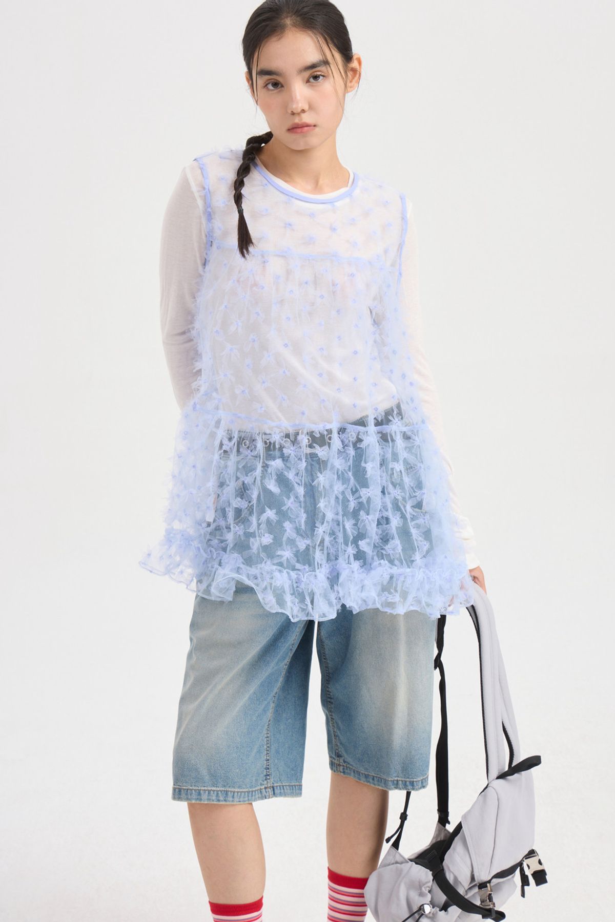 럭키슈에뜨(LUCKY CHOUETTE) Sleeveless Flower Embroidery Shirring Blouse (light blue) LFSAX25025BUL