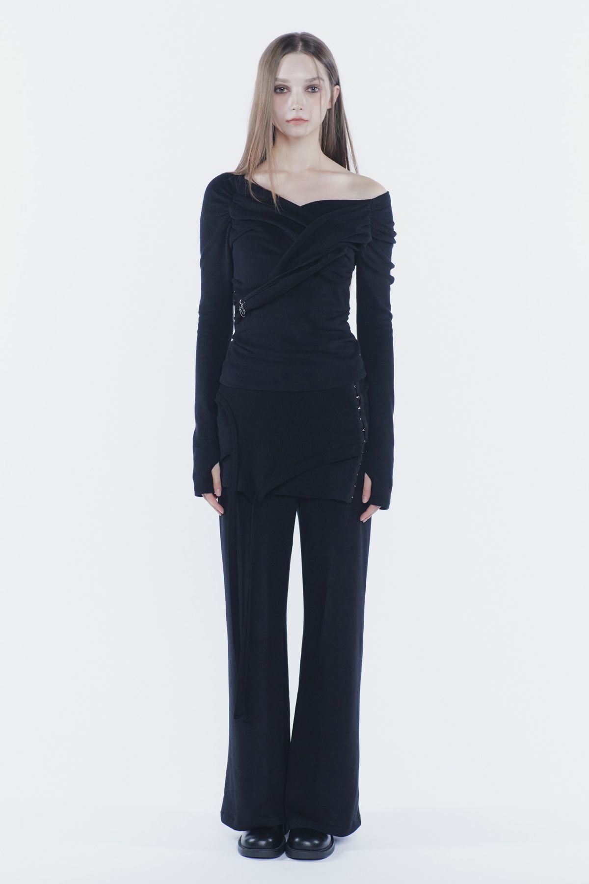 페인오어플레져(PAINORPLEASURE) SOFT DRAPED OFF SHOULDER TOP black
