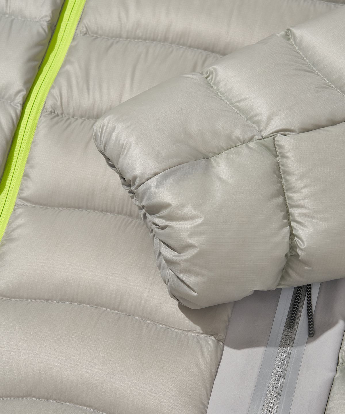 웰터 익스페리먼트(WELTER EXPERIMENT) X OSTRYA Equinox Goose Down Jacket_LIGHT GRAY