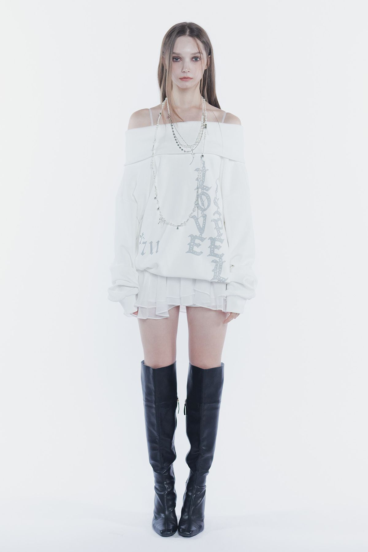 페인오어플레져(PAINORPLEASURE) SPELL OFF-SHOULDER SWEATSHIRT white