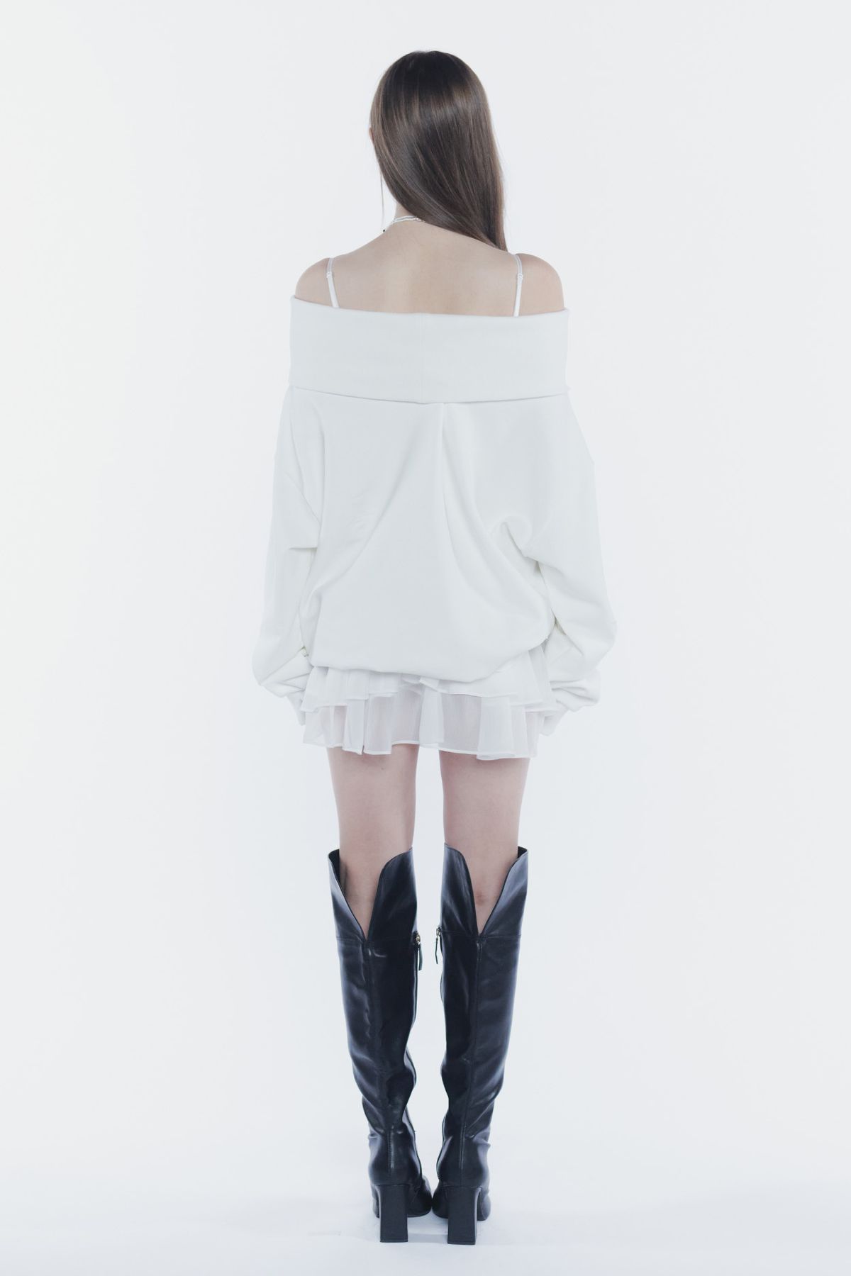 페인오어플레져(PAINORPLEASURE) SPELL OFF-SHOULDER SWEATSHIRT white