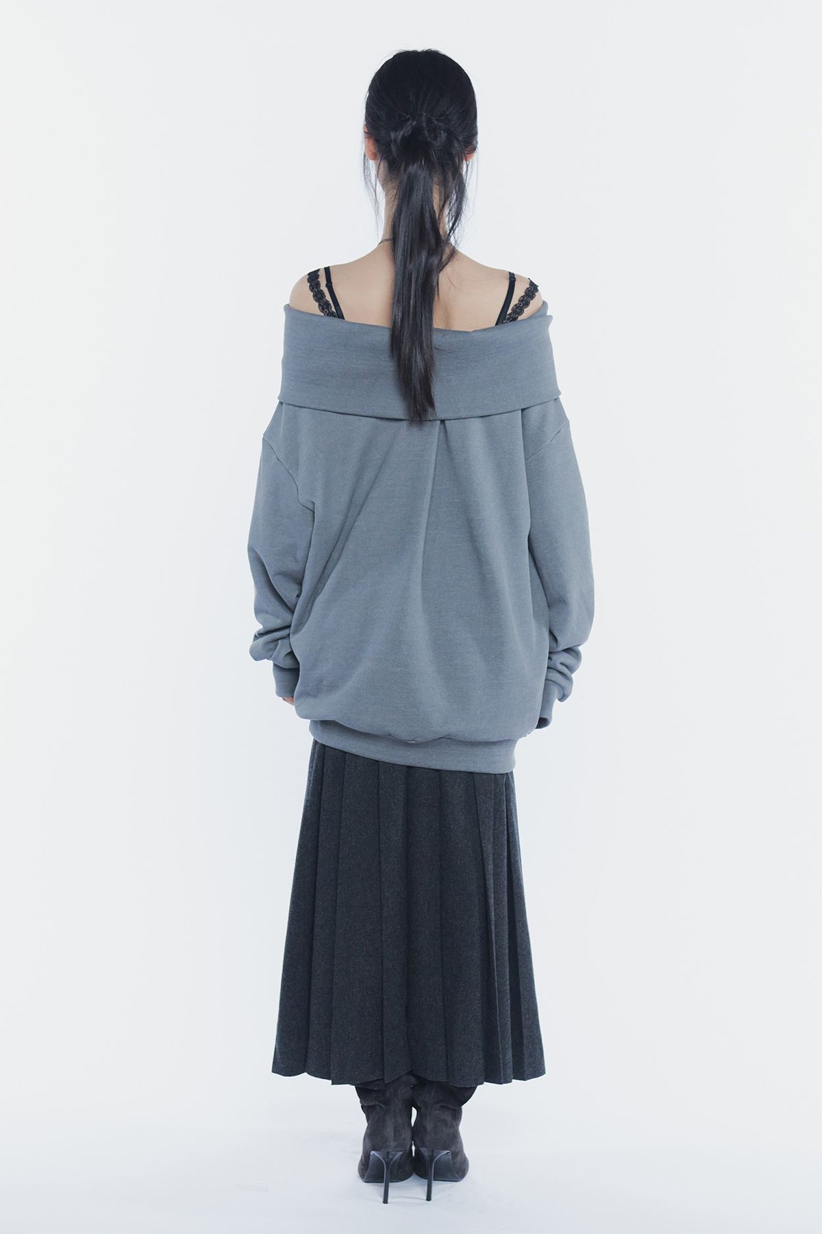 페인오어플레져(PAINORPLEASURE) SPELL OFF-SHOULDER SWEATSHIRT charcoal