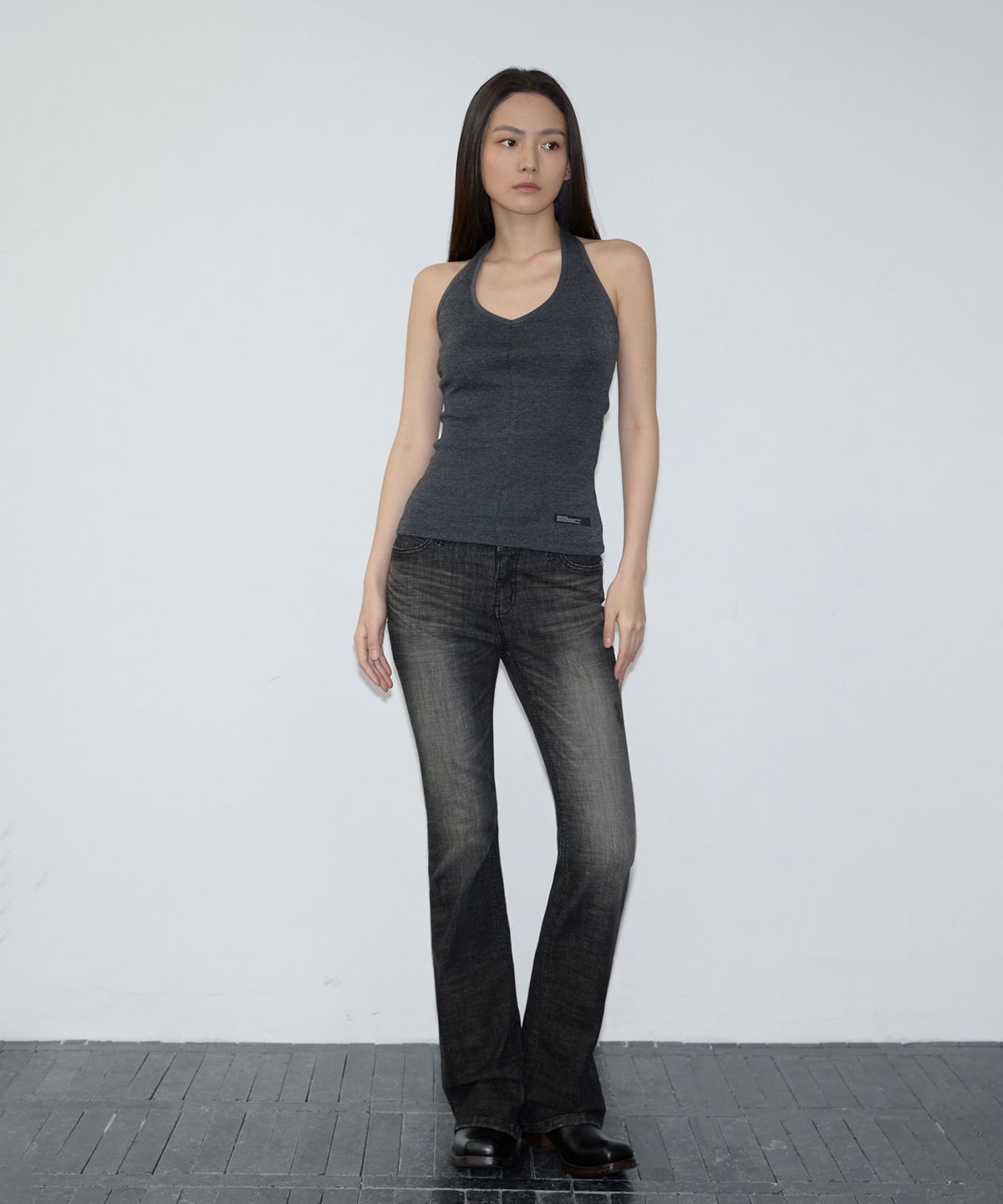 이네기(INEGI) Tactile Halter Sleeveless (charcoal)