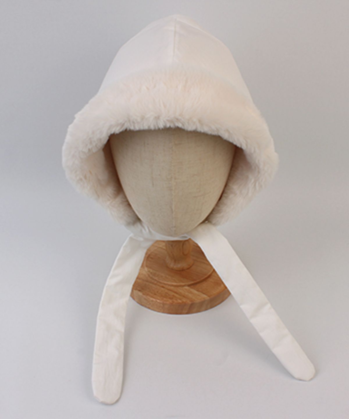 유니버셜 케미스트리(UNIVERSAL CHEMISTRY) Poly Fur White Bonnet Hat 보닛햇