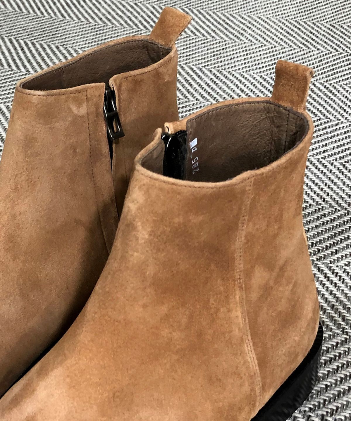 조앤슈(JOENSHOE) 휴고 스웨이드 사이드지퍼 부츠 뉴브릭브라운